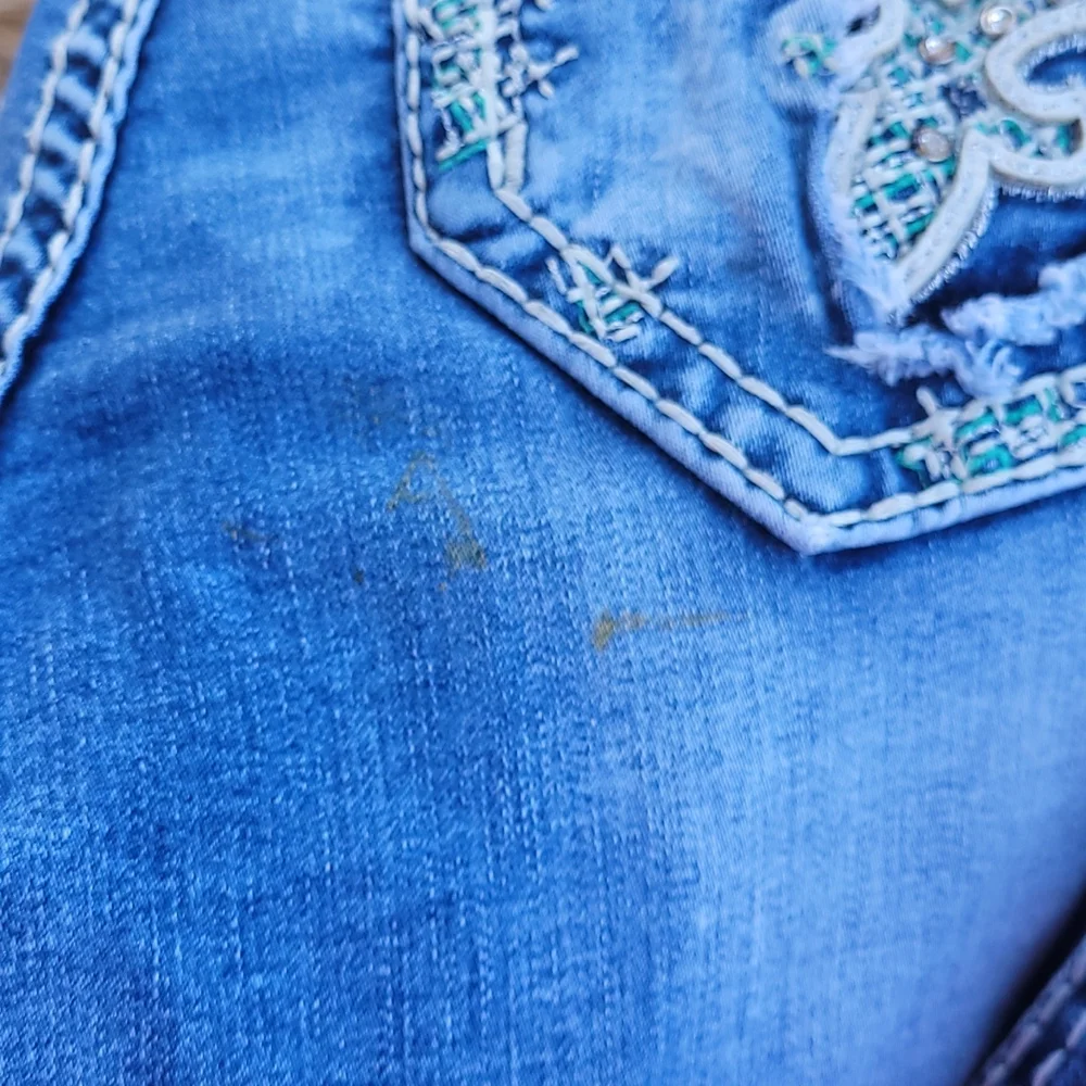 JUST SHOWING DEFECT - Picture 3 of 5
